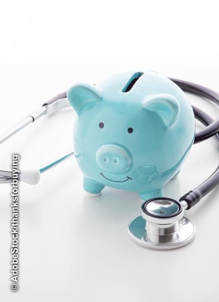 Das Bild zeigt ein Sparschwein sowie ein Stethoskop und soll bildlich für die Gesundheitsausgaben stehen.