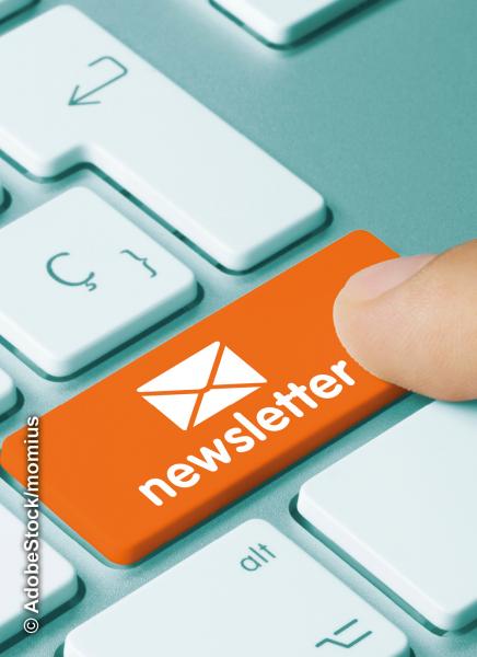Das Bild zeigt einen Tastaturausschnitt mit einer orangen Taste, auf der Newsletter steht.