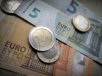 Das Bild zeigt Euroscheine und -münzen.