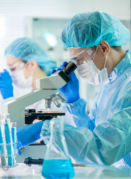 Das Bild zeigt einen Laboranten, der in ein Mikroskop schaut und soll bildlich für die Gesundheitswirtschaft stehen.